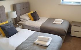 Best Price!Superb City Centre 2Bd Apartment, 1 Double Bed, 2 Singles Or Superking, Sofabed, Smart Tv & Free Secure Parking